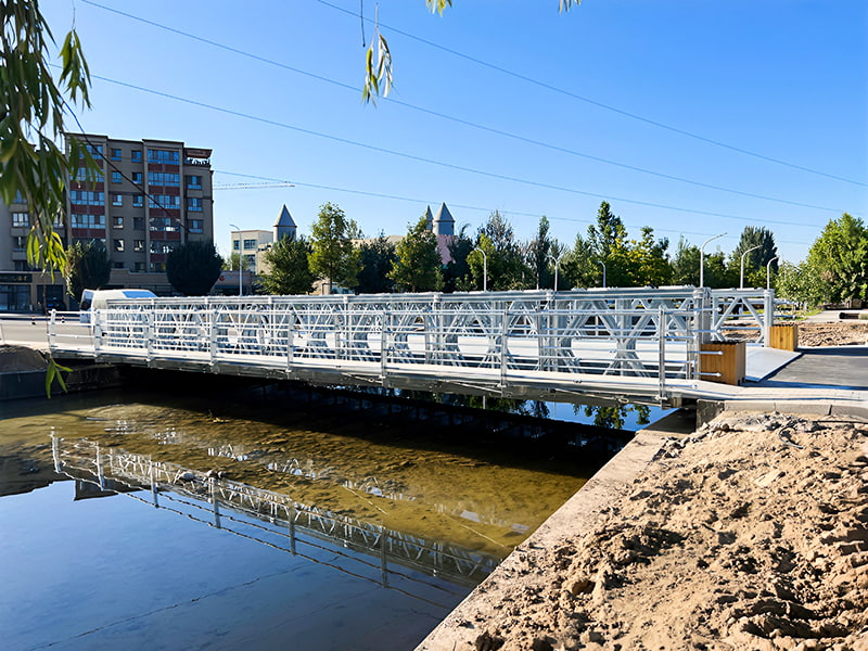 Dobbeltsporet trerækket enkeltlags forstærket galvaniseret fodgængerbro Bailey Bridge